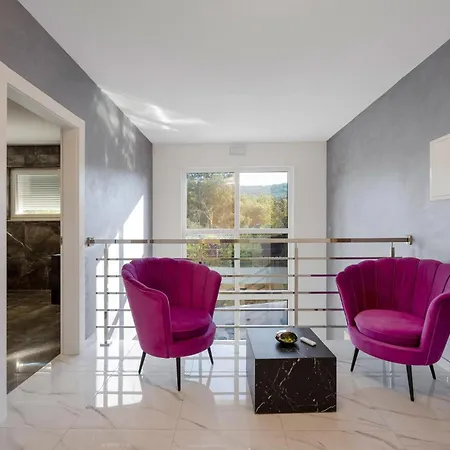 Luxury Colosseum *